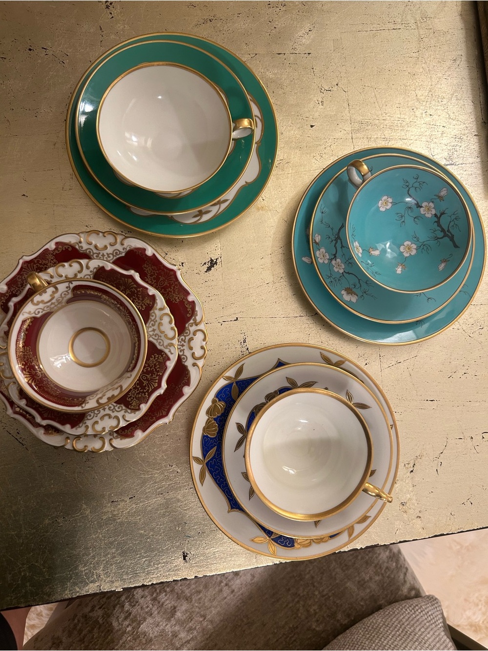 Vintage Quality Bavaria Bone Chinacups, saucers, bread/dplates!
Just Gorgeous! 💙